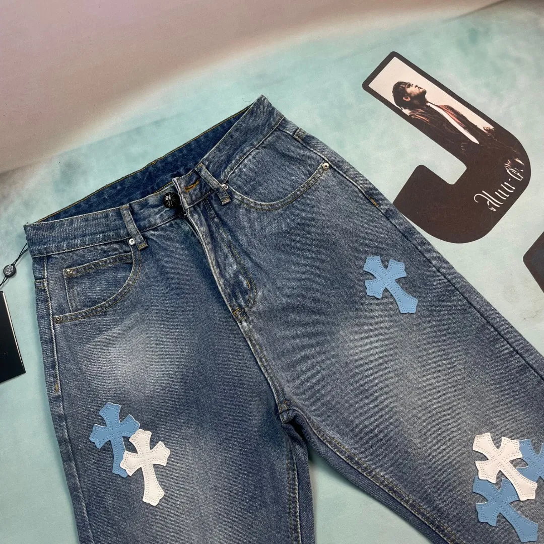 🅿️290 🔘Style number-KL162 🔘Croxin 𝐂𝐡𝐫𝐨𝐦𝐞 𝐇𝐞𝐚𝐫𝐭 city limited Sanskrit cross patch leather jeans* These Croxin city limited series jeans are a very popular limited edition in the fashion circle! It is made of classic blue denim, which has a great texture, is crisp and soft, and is extremely durable. The colorful crosses and letter patterns on the pants are so eye-catching. The crosses are available in blue and white, and are presented through exquisite craftsmanship. They have a strong three-dimensional effect and the colors are not easy to fade. The letter pattern is exquisite and paired with the cross, it is full of fashion. In terms of production technology, Croxin has always pursued perfection. The wiring is neat, the hardware accessories are customized, and the buttons, zippers, etc. all have Croxin's signature details, giving it a full sense of luxury. The straight version doesn't matter the shape of your legs. It looks good on both thick and thin legs, and it's super versatile. The matching suggestions are as follows: Street fashion style: Wear a loose white hooded sweatshirt on the upper body, a black Crow Heart leather jacket, black high-top Converse or Martin boots, and then put on a Crow Heart silver necklace or ring to look cool and handsome. Casual fashion style: Pair with a solid-color short-sleeved T-shirt, such as black, white and gray, which looks great. Wear white Nike sneakers and carry a heart-shaped crossbody bag. It is comfortable and fashionable for daily outings. Retro personality style: Wear a floral shirt tucked into the waistband, and pair with retro western boots or designer dad shoes to easily create a retro personality atmosphere. These pants are fashionable and versatile. They can also be worn as a couple's style. They are so eye-catching when out on the street! Trend lovers don’t miss it!  Size: S M L XL (28.30.32.34) Color: Blue